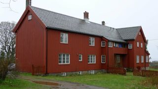 Rød stor bygning med ark