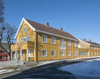 Vinterbilde av Granavolden Gjæstgiveri fra utsiden