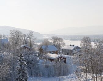 Oversiktsbilde av Modum prestegård med mye snø