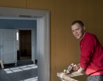 Bilde av snekker Jens Lyshaugen inne i Østre Toten prestegård