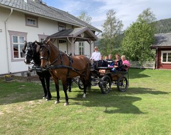 To hester og kjerre foran prestebolig
