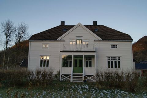 Stor hvitmalt trebygning fra tidlig nittenhundretall